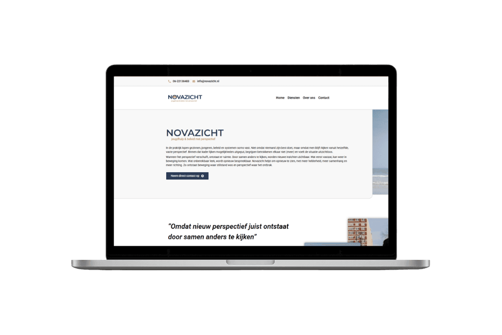 Laptopmock-up met de website van Novazicht