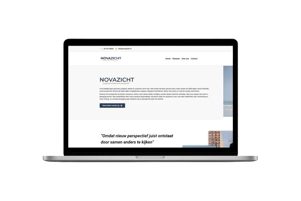 Laptopmock-up met de website van Novazicht